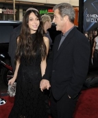 Mel Gibson y su novia Oksana lucieron muy felices uno con el otro